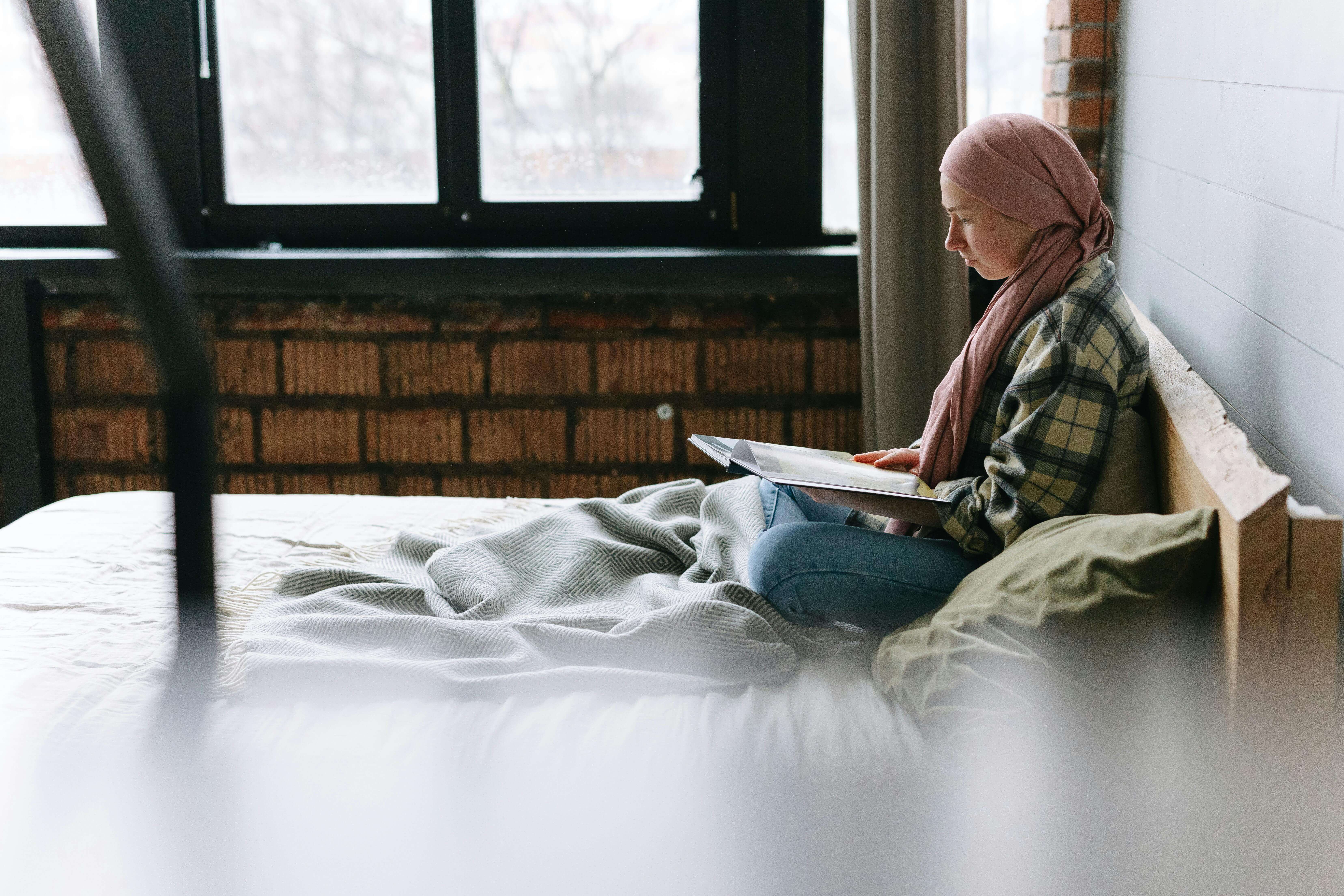 Image of a doctor visiting a patient in their home